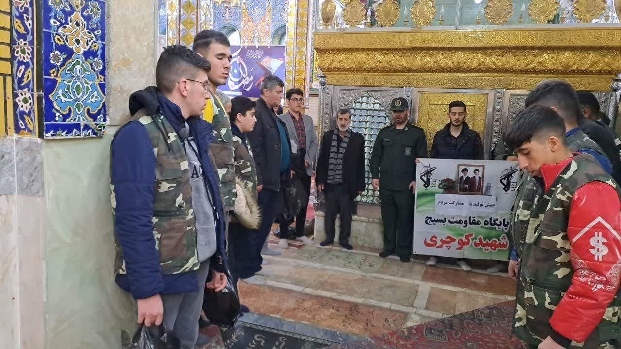 غبارروبی و عطر افشانی مزار شهدا در امامزاده سید بهلول خوی + تصاویر