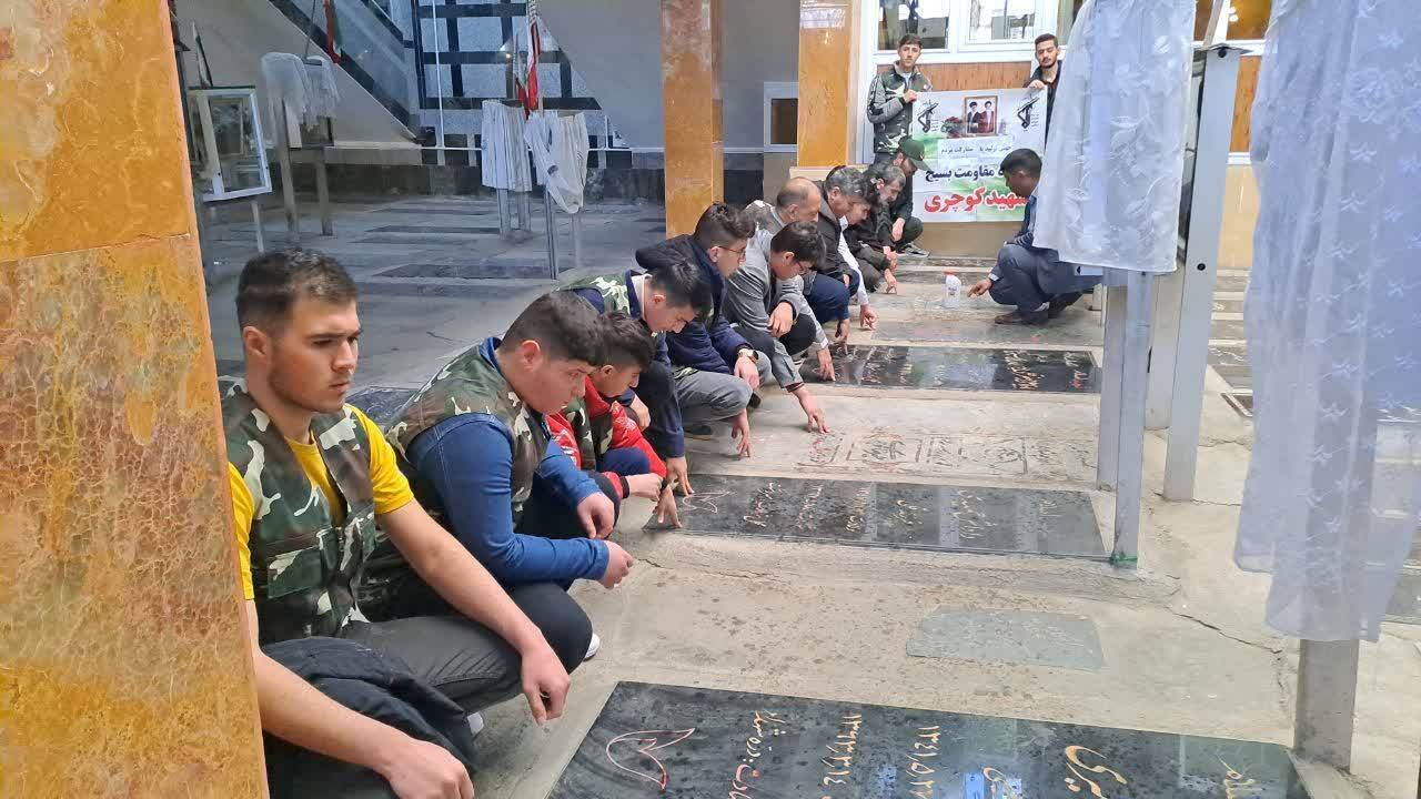 حضور بسیجیان در مزار گلزار شهدا