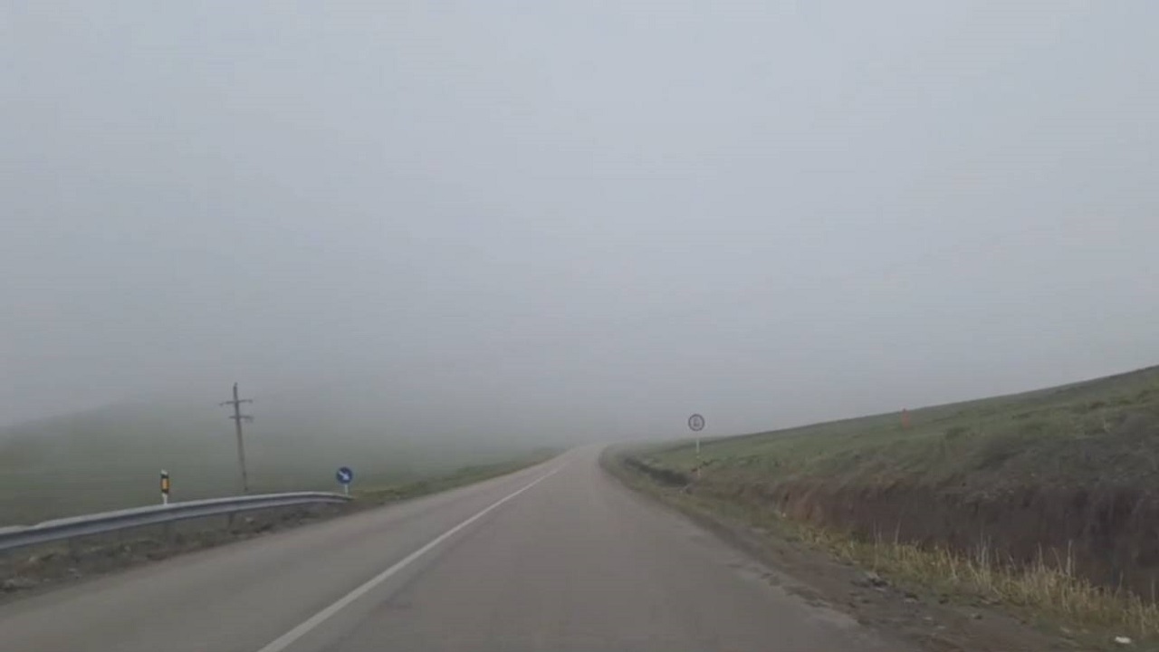 نمایی از هوای مه آلود جاده موران به گرمی در یک روز بهاری + فیلم