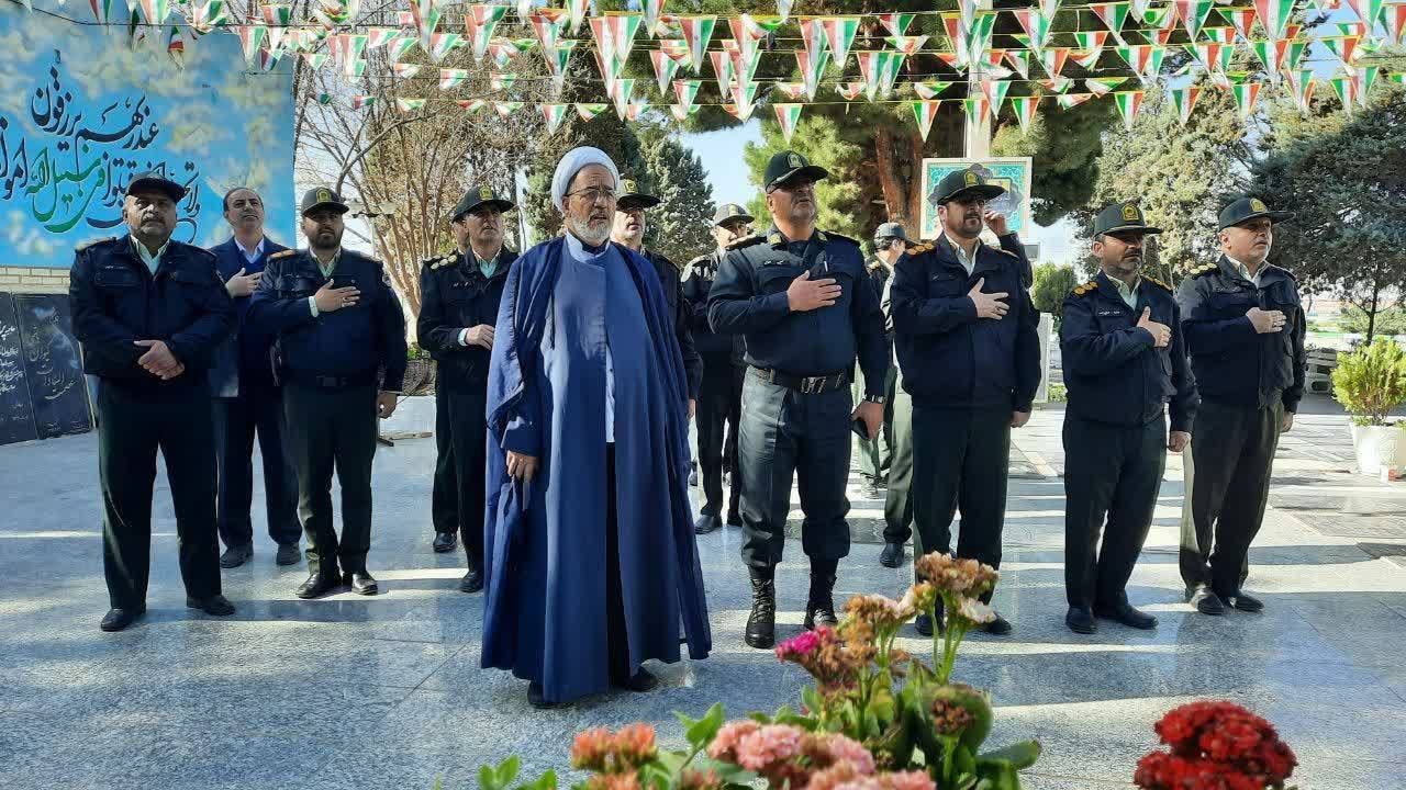 حضور کارکنان انتظامی بر سر گلزار شهدا در نیشابور