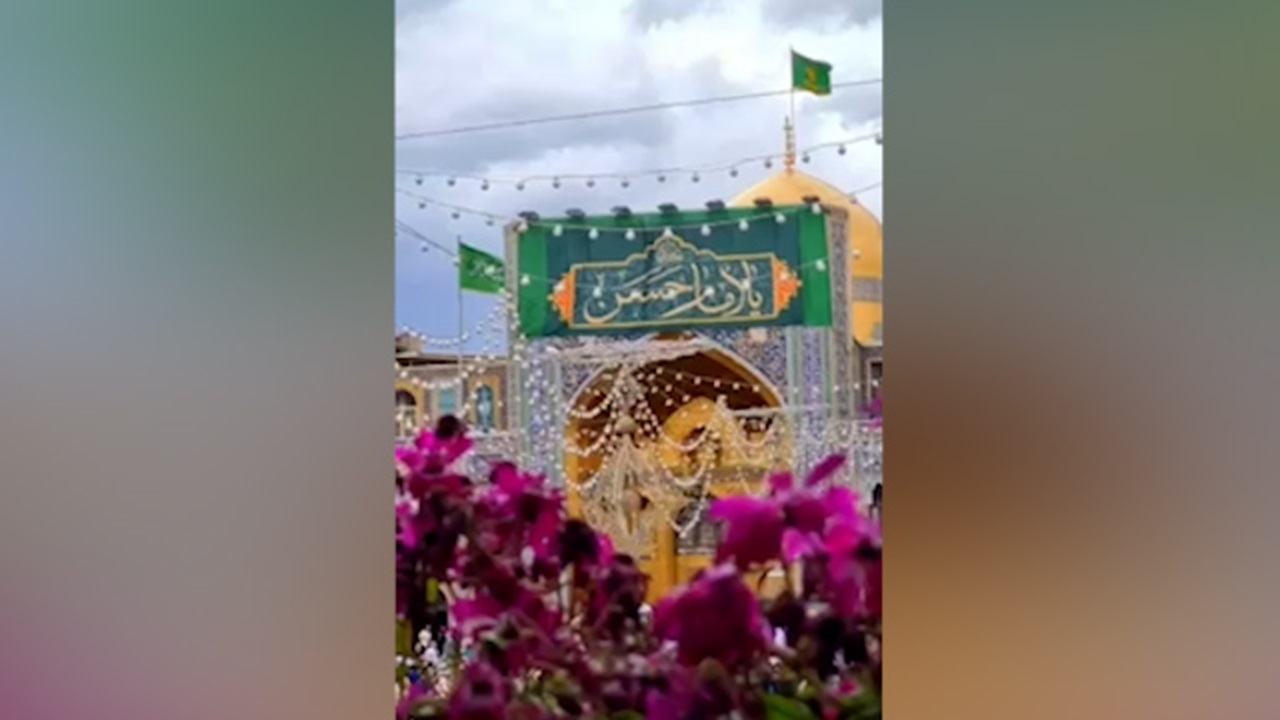 نصب کتیبه زیبای نام امام‌حسن مجتبی (ع) در حرم مطهر رضوی + فیلم