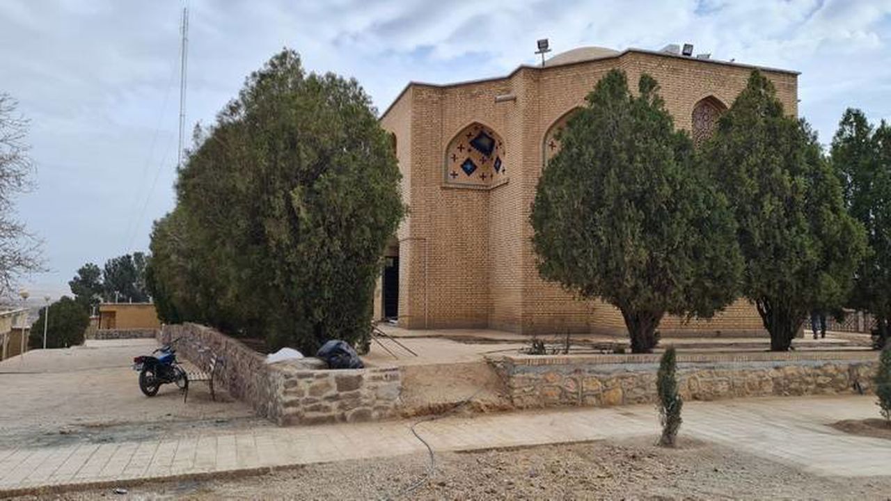 محوطه بیرونی آرامگاه خرقانی در دسترس گردشگران قرار گرفت