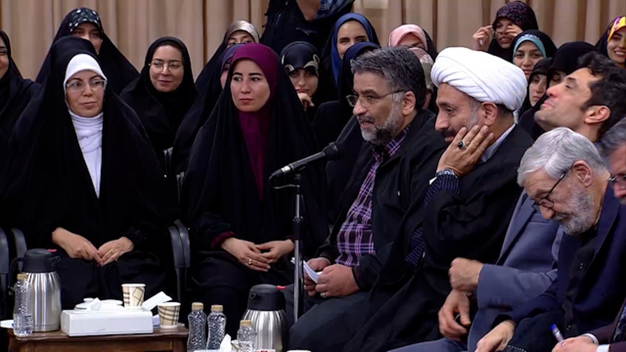 خواندن یک شعر درباره «آقازاده‌ها» در حضور رهبر انقلاب + فیلم