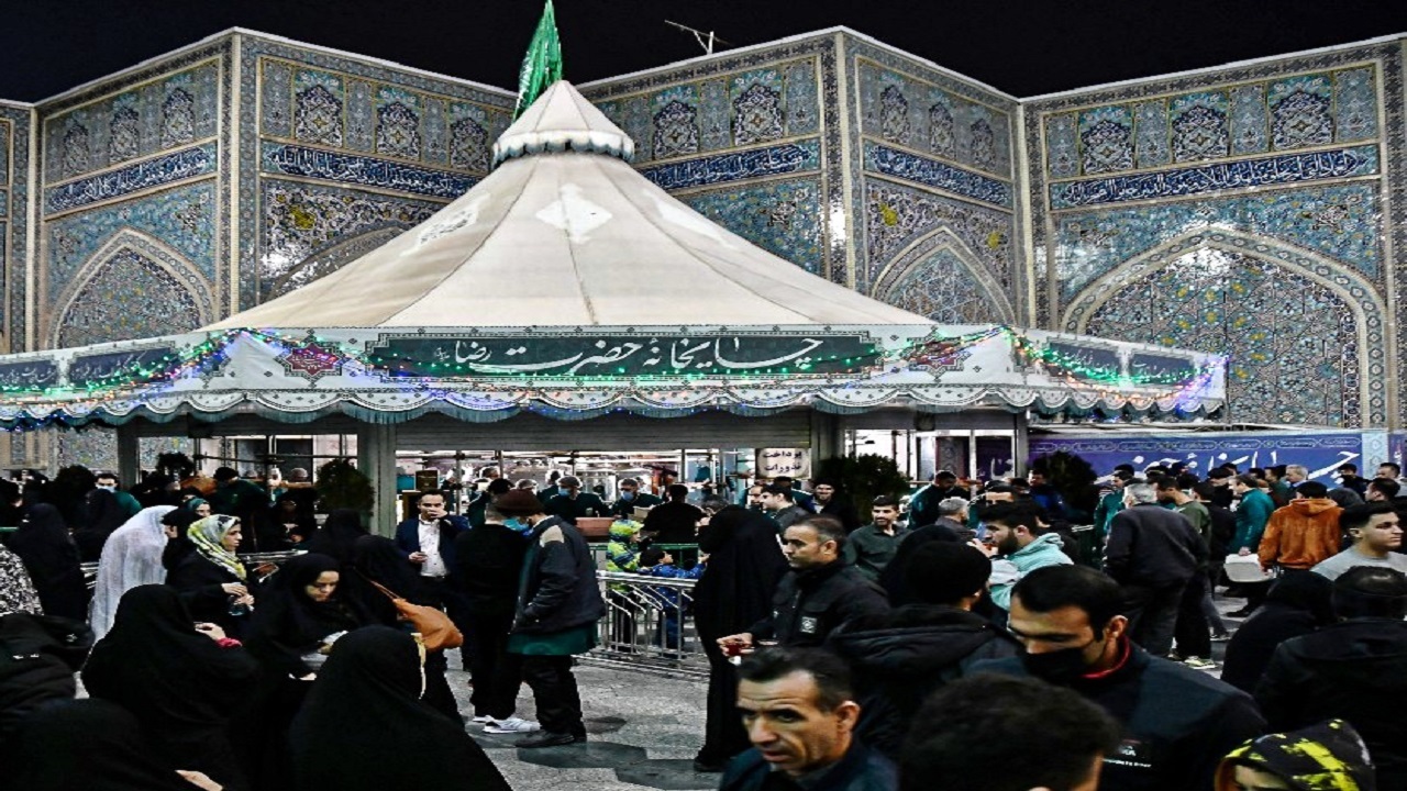 پذیرایی از زائران بارگاه منور رضوی در شب‌های ماه رمضان + فیلم