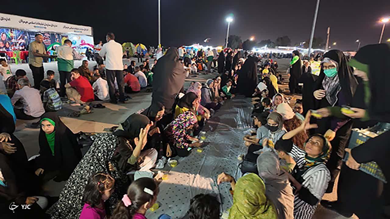 برپایی افطاری خیابانی به مناسبت ولادت کریم اهل بیت در پارک ساحلی غدیر بندرعباس+عکس