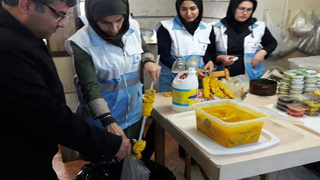 معدوم سازی بیش از یک تن مواد غذایی فاسد در جاسک