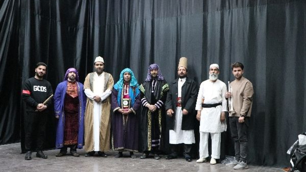 درخشش هنرمندان سیرجانی در سومین جشنواره ملی تئاتر خیابانی رضوی