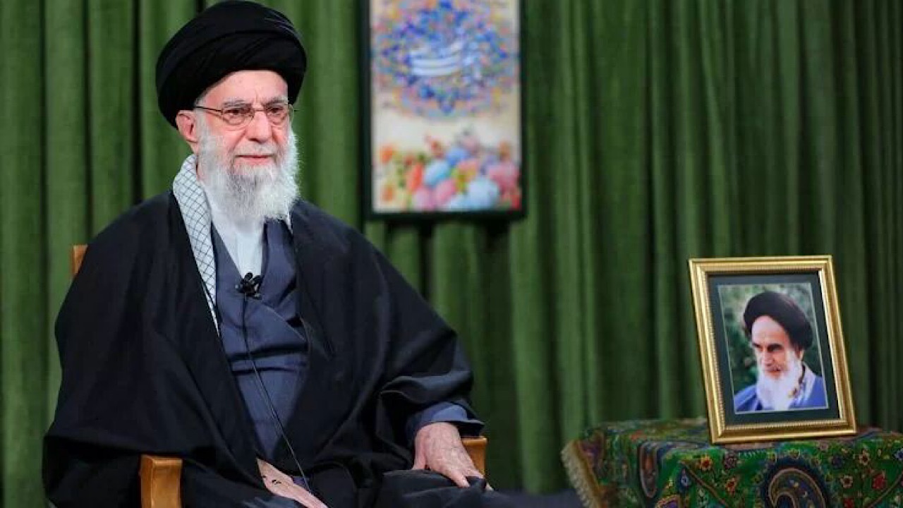 پیام استفاده از صنایع دستی در دکور سخنرانی رهبر انقلاب