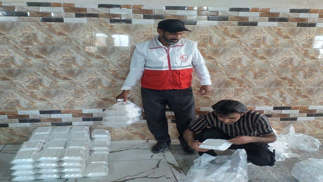 توزیع ۲۰۰پرس غذای گرم بین نیازمندان در پویش هلال رحمت  زهک