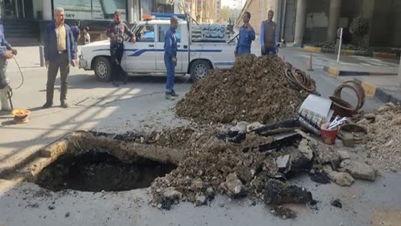 نشتی خط لوله انتقال آب شرب در خیابان میر اصفهان