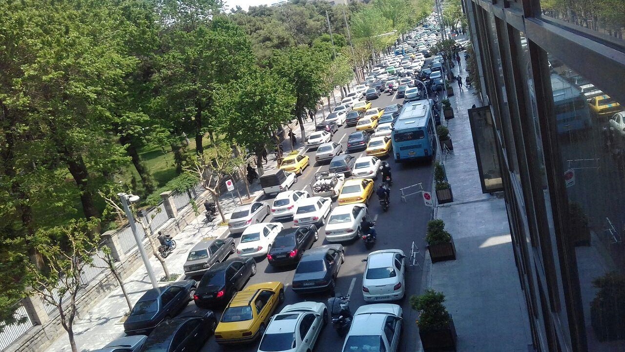 مسدود شدن خیابان ملت تهران و دردسر‌های آن برای رانندگان + فیلم