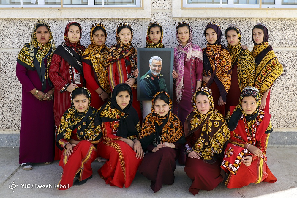 دختران با لباس محلی