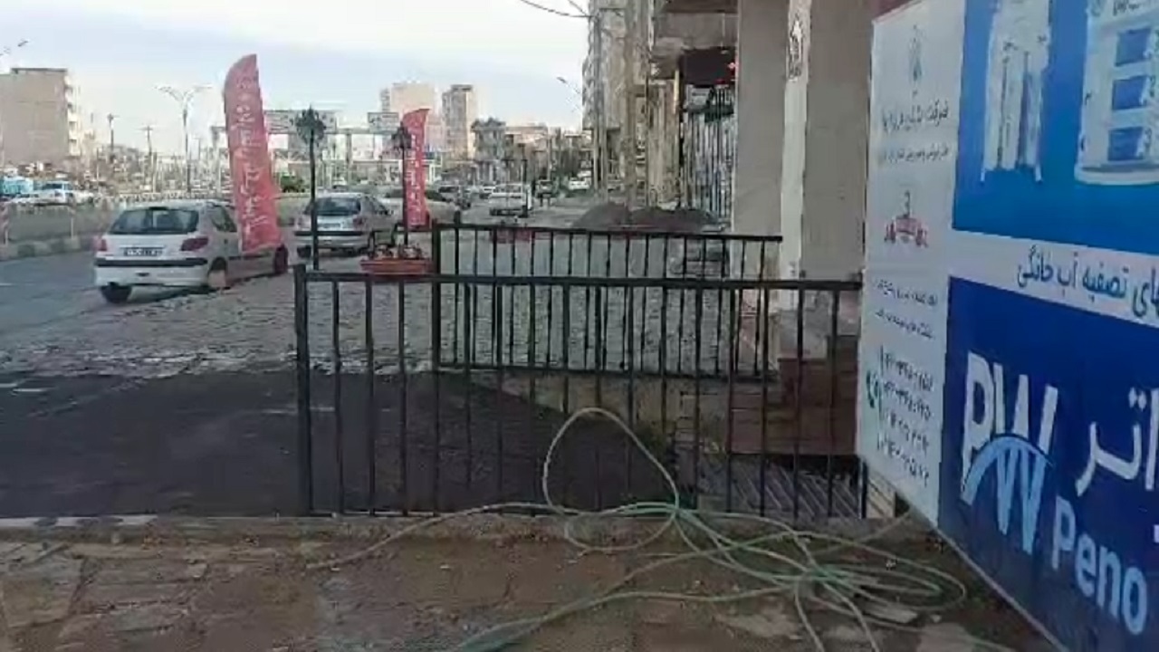 ایجاد موانع و سد معبر در پیاده روی خیابان امام علی ارومیه + فیلم