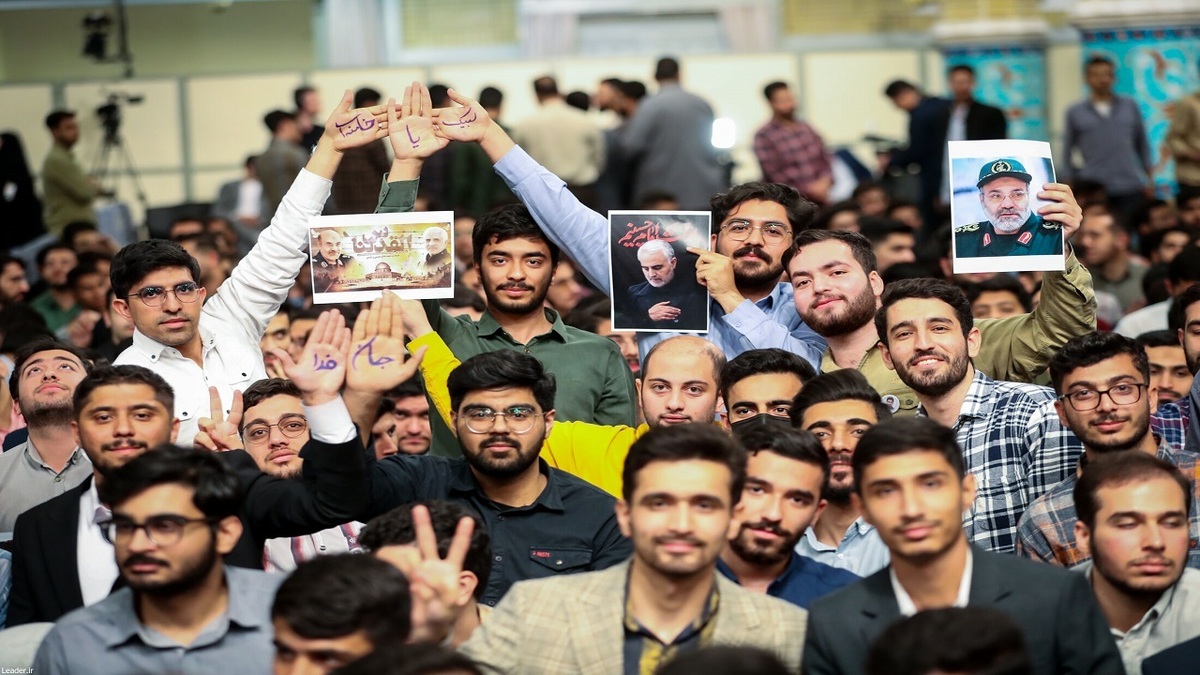 حضور سردار سلامی بر مزار دختر کاپشن صورتی + فیلم