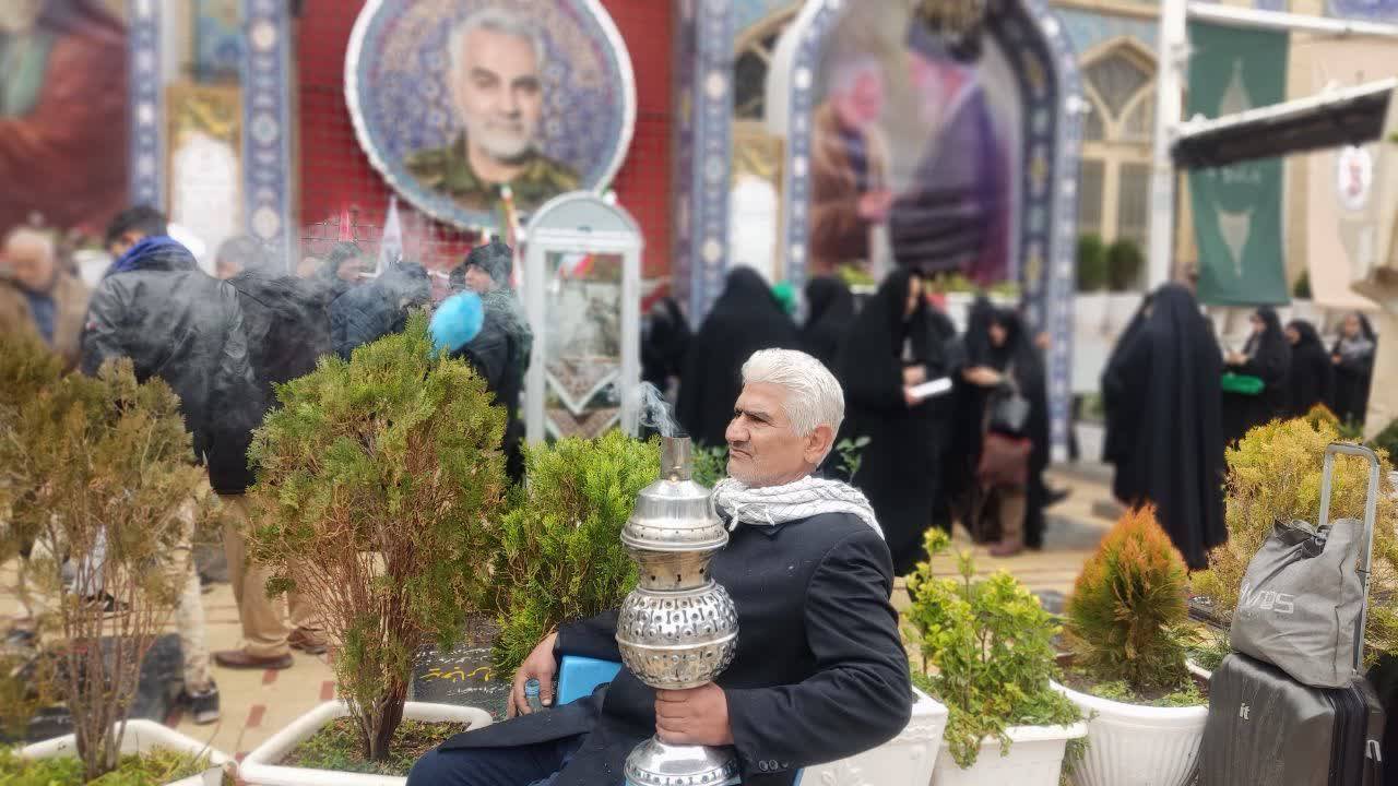 حضور مردم در گلزار شهدای کرمان