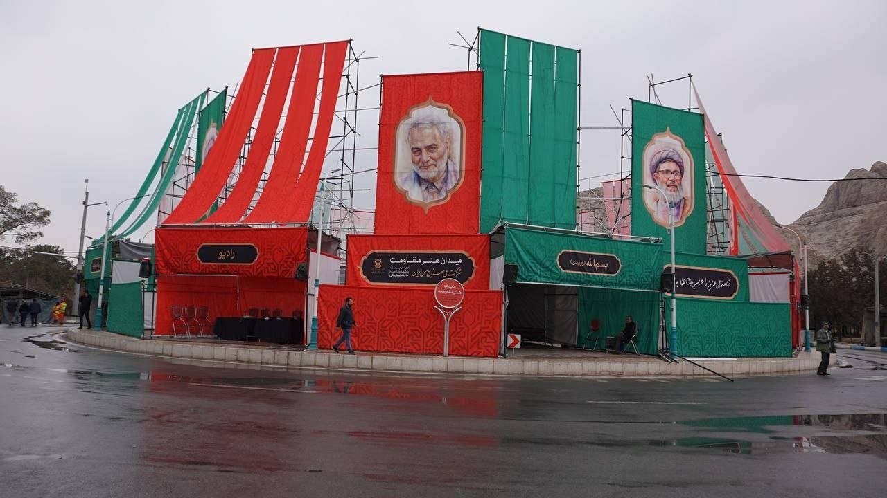 نگاهی به حال و هوای میدان هنر مقاومت در مسیر گلزار شهدای کرمان