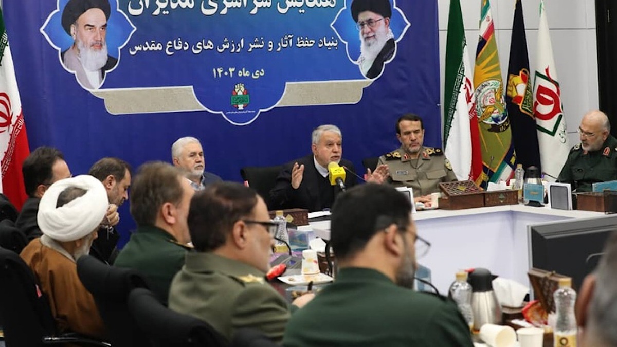 خلبانی که در آسمان مراقب غیرنظامیان روی زمین بود + فیلم