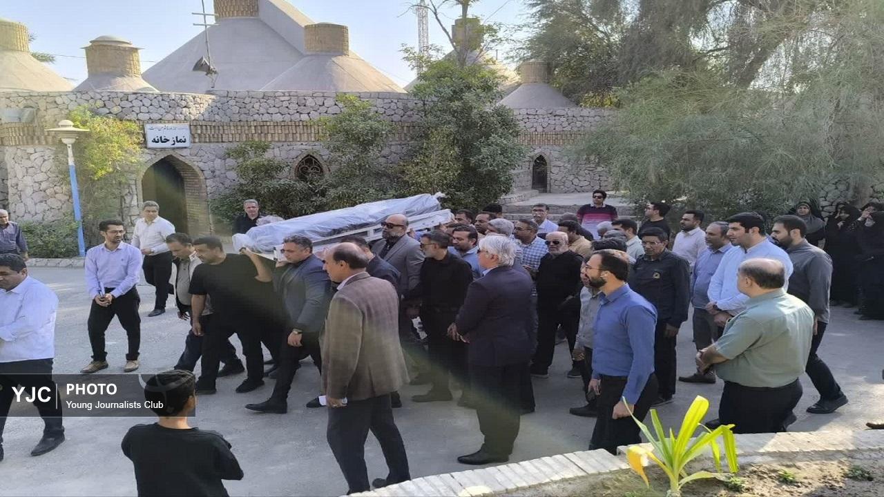 مراسم تشییع مرحوم سلیمان ایرانمنش هنرمند هرمزگان در مرکز خلیج فارس+عکس