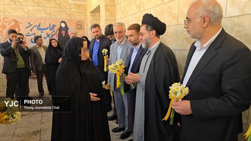 همزمان با روز زن ۱۲ زندانی نسوان از زندان مرکزی شیراز آزاد شدند + فیلم