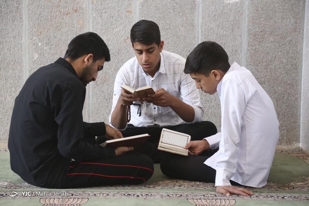 جوانان در مراسم اعتکاف جوانان در مراسم اعتکاف