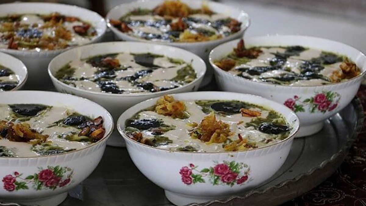 گل‌آرایی و غبارروبی حرم مطهر امیرالمومنین در آستانه ۱۳ رجب + فیلم