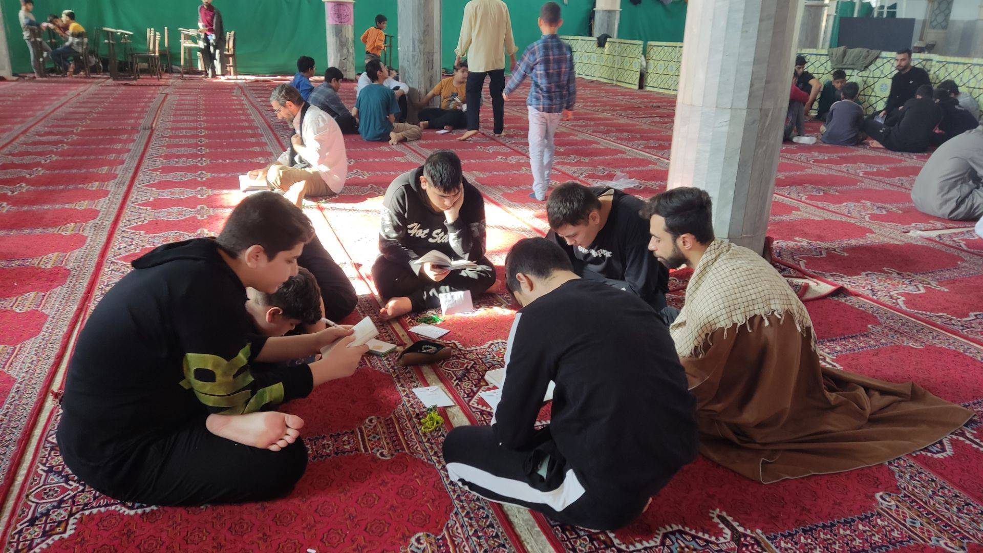 راز و نیاز قمی ها در روز اعتکاف