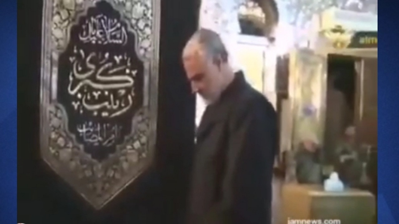 لحظه باز کردن درب حرم حضرت زینب (س) توسط شهید حاج قاسم سلیمانی + فیلم