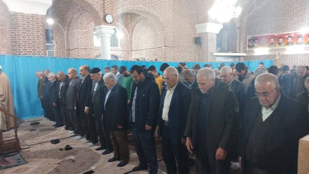 صف نمازگزاران در اعتکاف