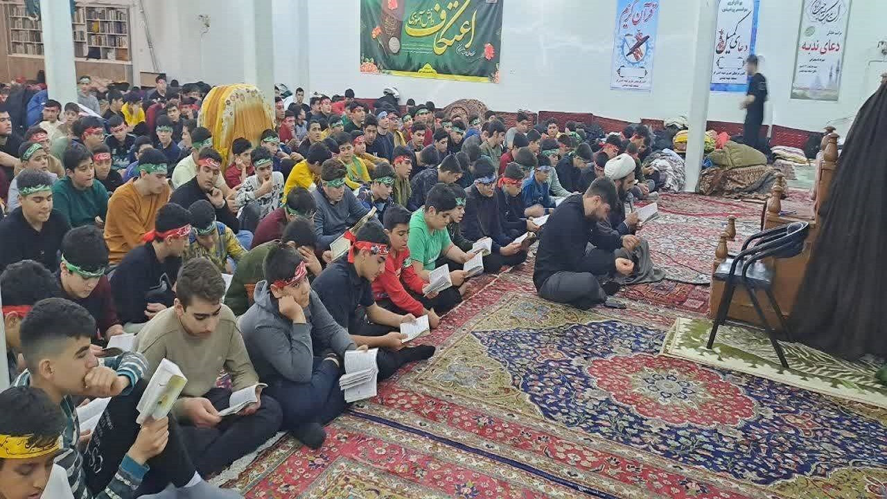 حضور مسئولان شهرستان در جمع دانش آموزان معتکف