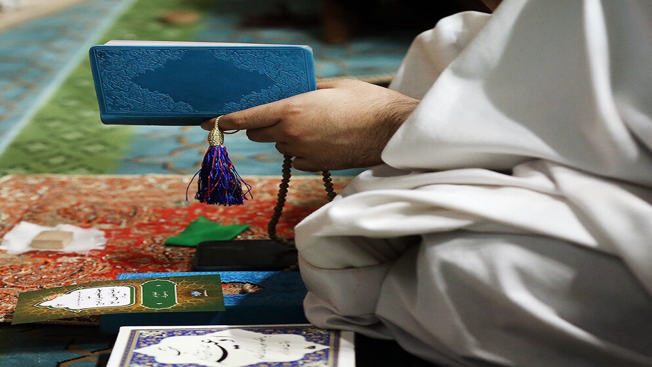 گوشه ای از خلوت سه روزه معتکفان با خالق بی همتا در قم+فیلم