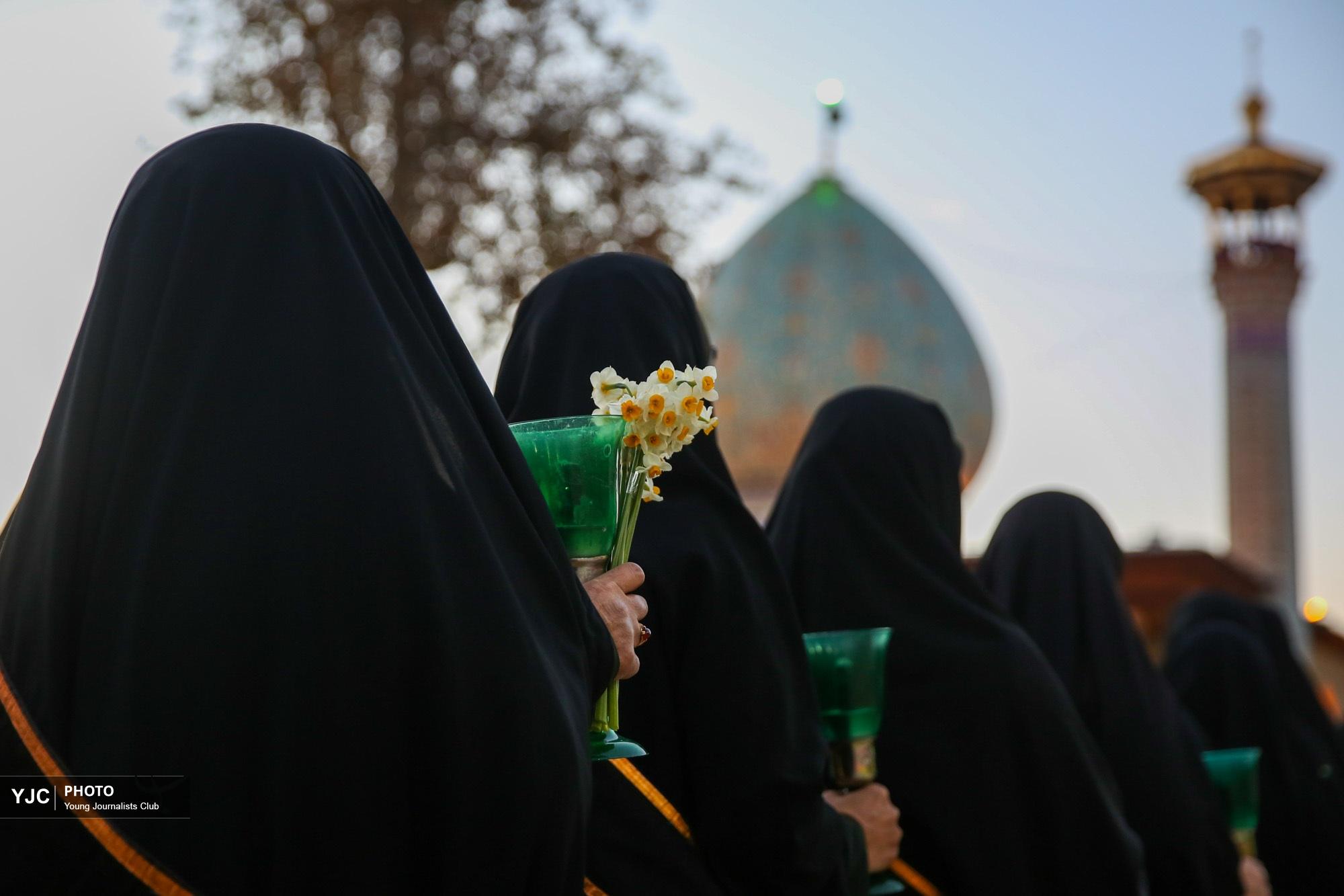 آیین لاله‌گردانی خدام حرم شاهچراغ در رثای شهادت امین ولایت + فیلم و تصاویر