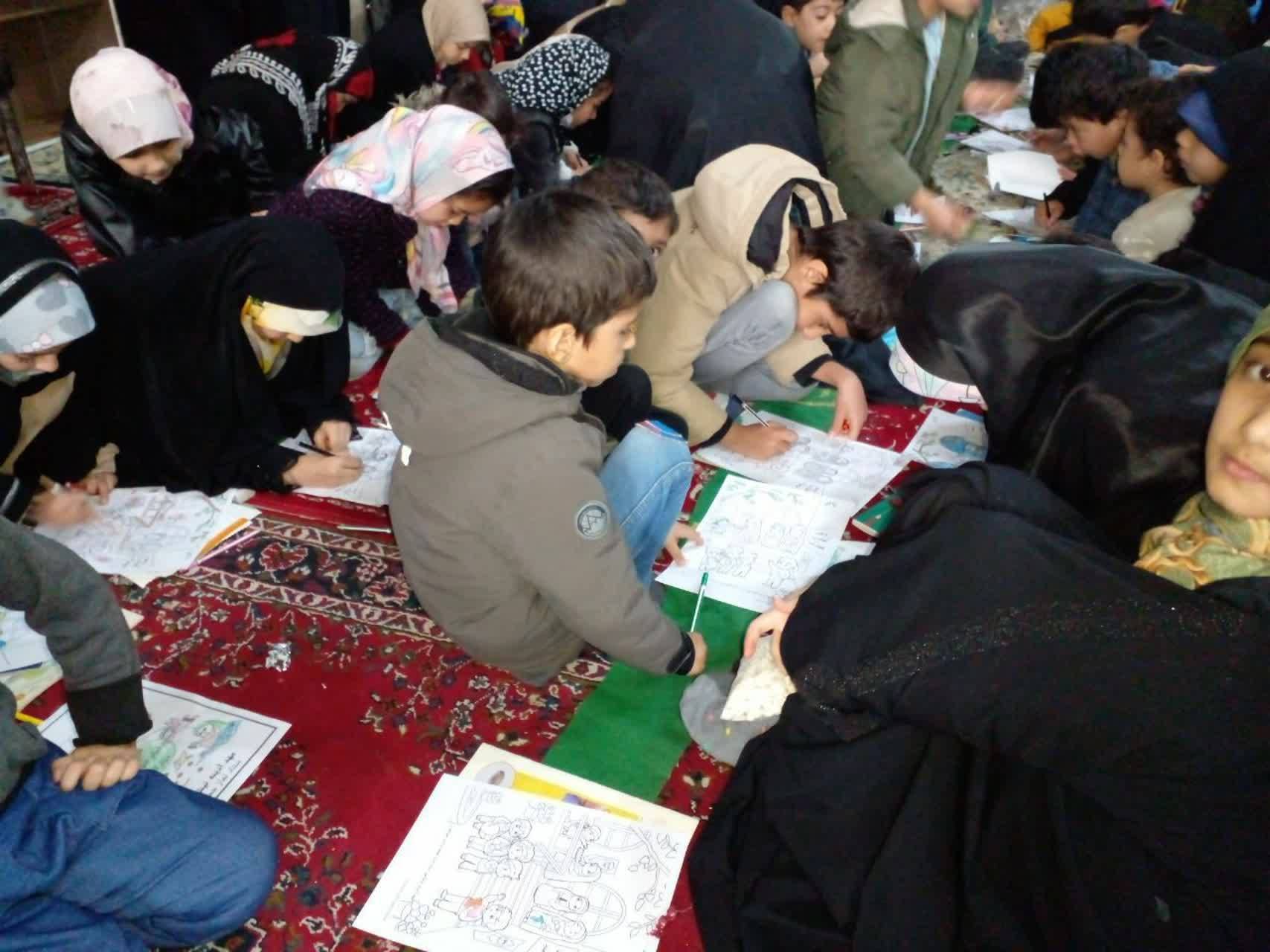 نقاشی کشیدن کودکان نیشابوری در نماز جمعه نقاشی کشیدن کودکان نیشابوری در نماز جمعه