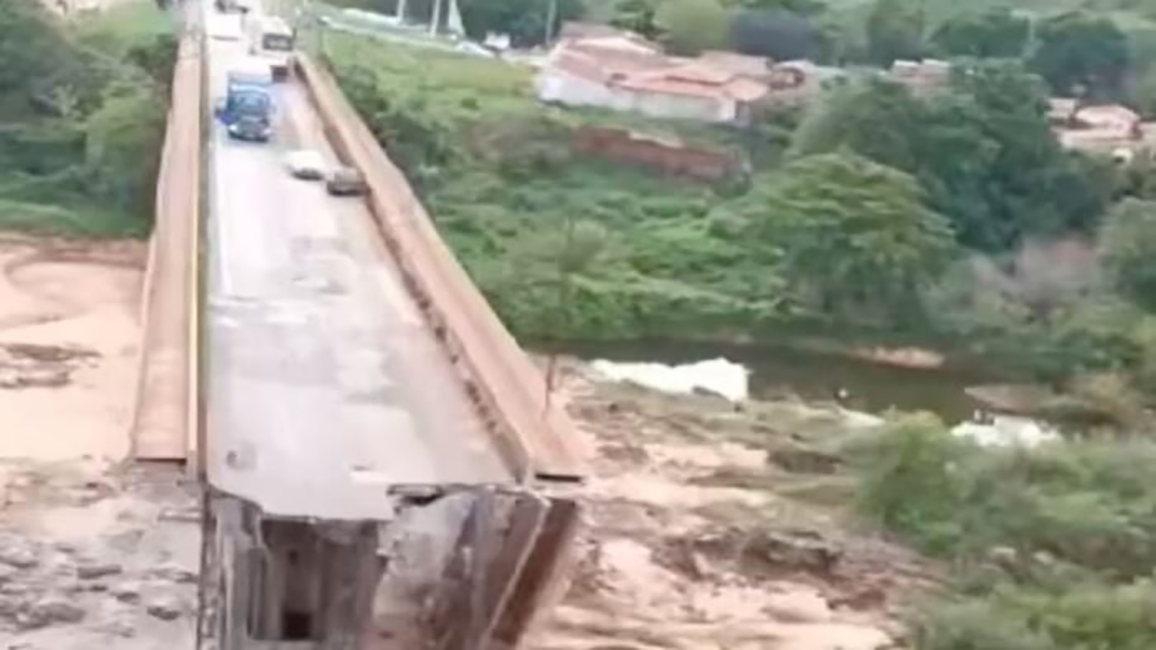 سقوط یک کامیون تانکر حامل اسید در رودخانه برزیل