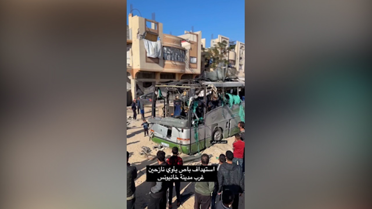 حمله هوایی به اتوبوس حامل آوارگان در خان‌یونس + فیلم