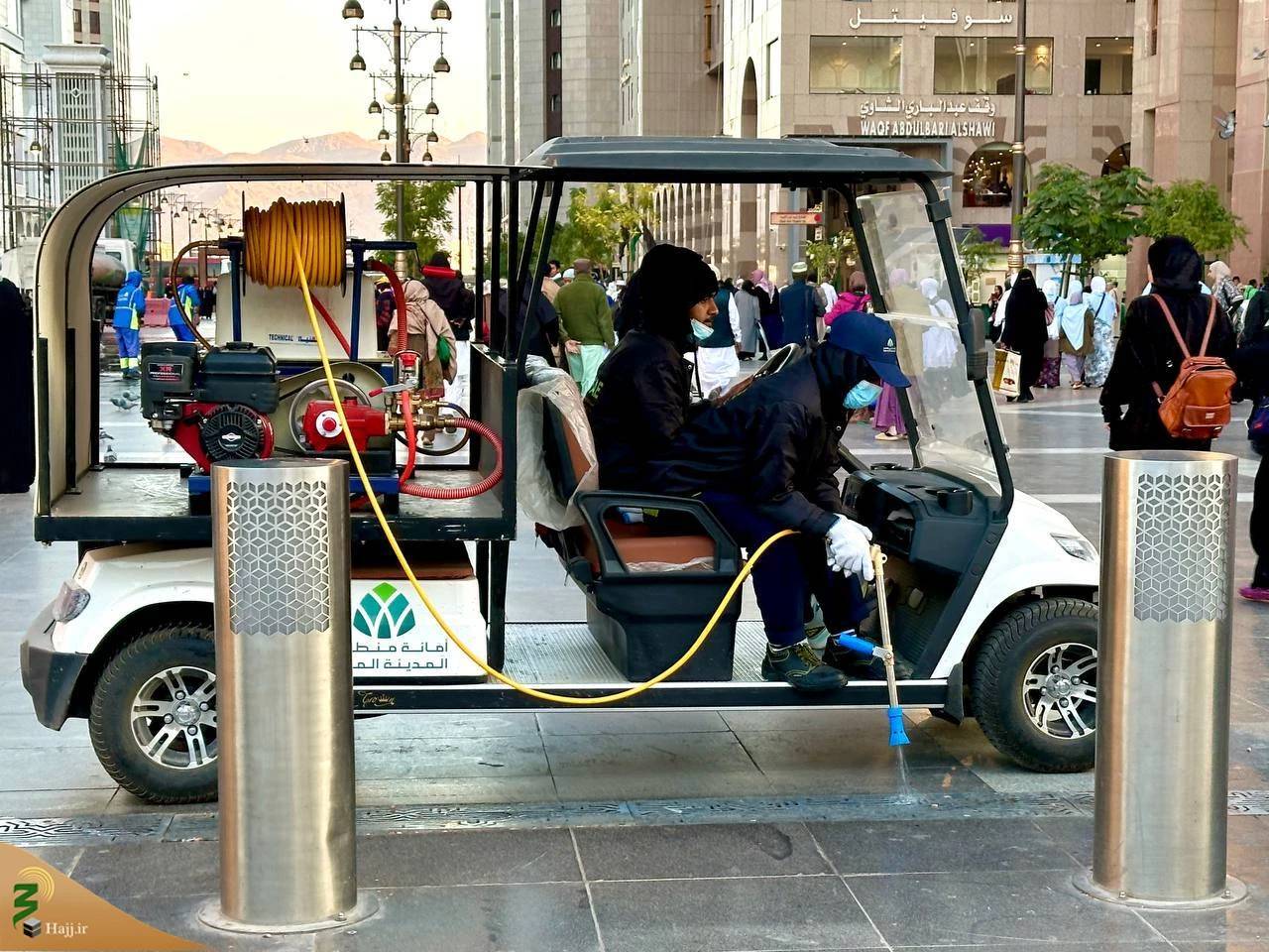 خادمان در خدمت زائران مسجدالنبی