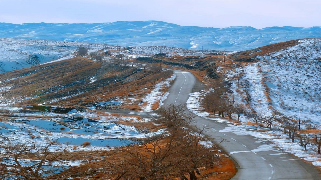حال و هوای زمستانی جاده روستای ازغد در قالب عکس