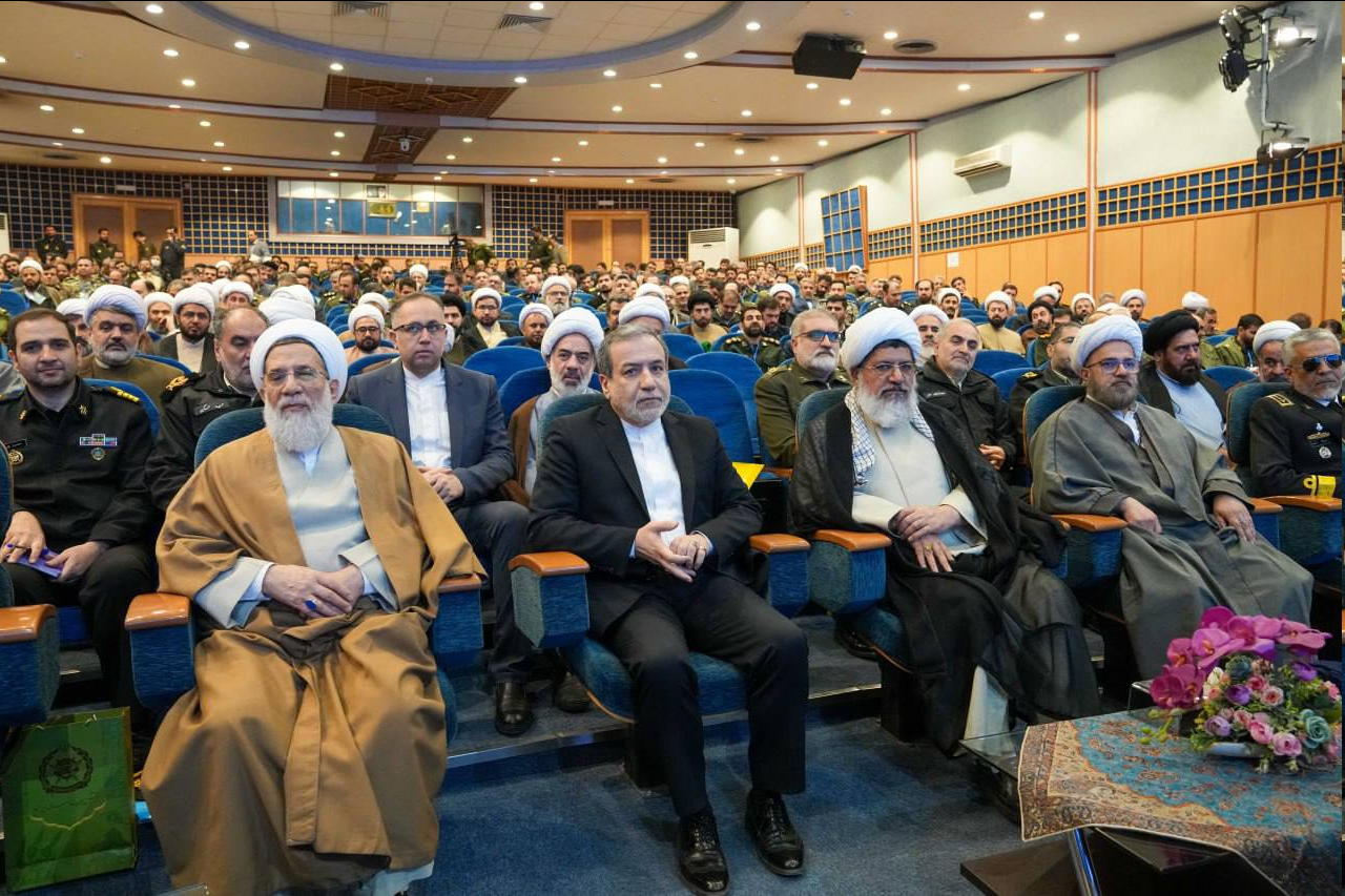 &laquo;سید عباس عراقچی&raquo; در حاشیه چهاردهمین همایش سراسری مسئولان و هادیان سیاسی نیرو&zwnj;های مسلح گفت: مردم یمن با اتکا به موشک&zwnj;ها و تجهیزات دفاعی بومی&zwnj;شان از زمان شروع طوفان الاقصی نقش بی&zwnj;سابقه&zwnj;ای در دفاع از مردم فلسطین داشته&zwnj;اند.  وی افزود: حتی وقتی آنها زیر شدیدترین بمباران&zwnj;های ائتلاف آمریکایی - صهیونی قرار دارند با موشک&zwnj;های ساخت خودشان قلب سرزمین&zwnj;های اشغالی را هدف می&zwnj;گیرند.  عراقچی گفت: یمنی&zwnj;ها بیش از حد انتظار خیلی&zwnj;ها در دفاع از آرمان فلسطین ظاهر شدند و اقداماتی که در حمایت از مقاومت، حماس و آرمان فلسطین انجام دادند بی&zwnj;سابقه و خارج از انتظار خیلی&zwnj;ها بود.  وی همچنین گفت: جمهوری اسلامی ایران از همه اعضای محور مقاونت همیشه حمایت کرده و خواهد کرد. در رابطه با یمن نیز همین&zwnj;گونه است؛ اگرچه یمنی&zwnj;ها نشان دادند که احتیاج به هیچ کمکی ندارند و علیرغم شرایط سخت اقتصادی و نظامی روی پای خودشان ایستاده&zwnj;اند و مقاومت می&zwnj;کنند.