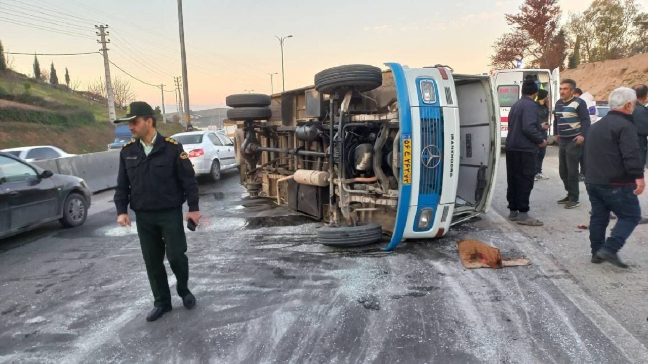 ۲۱ مصدوم در پی واژگونی یک دستگاه مینی‌بوس در  نکا