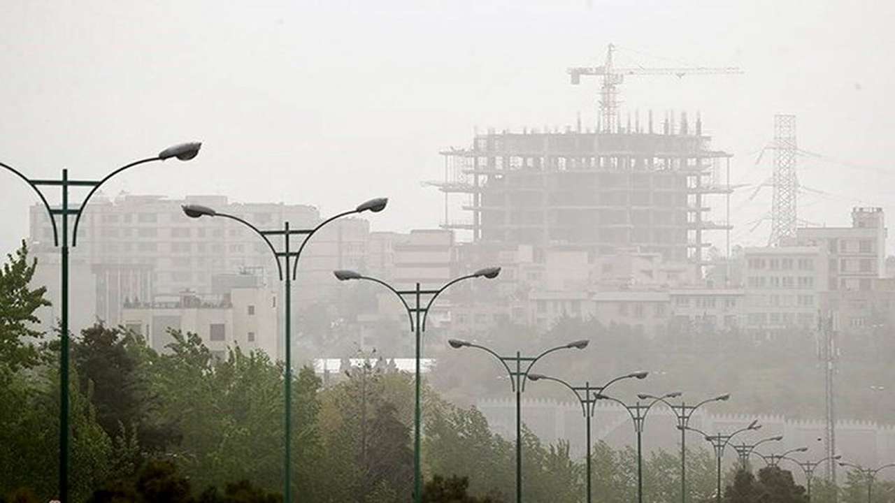 آسمان استان سمنان همچنان غبارآلود است