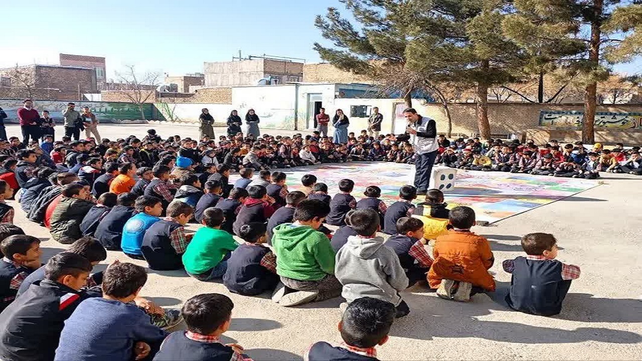 پیوستن دانش آموزان مدرسه حجت به پویش «آب را دریابیم» + عکس