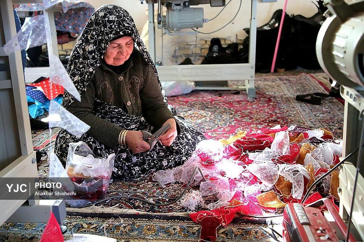 تعویض گل‌های ضریح حرم مطهر امام رضا (ع)