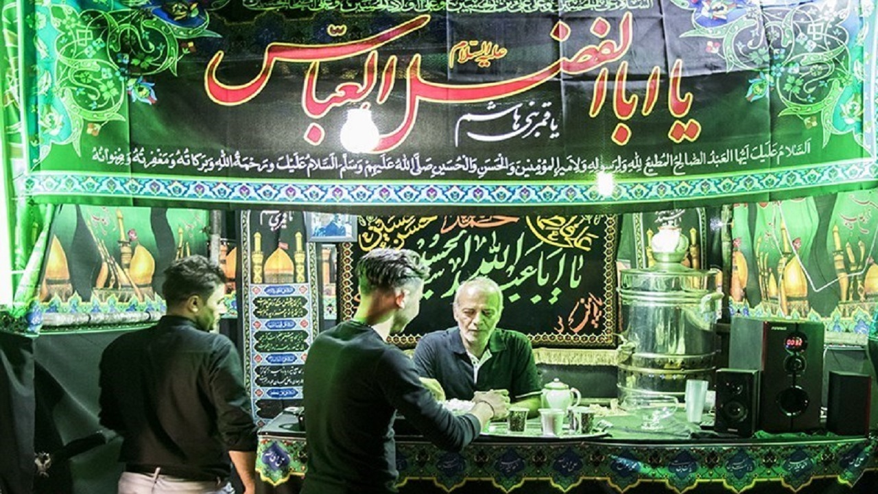 گوشه‌هایی از فعالیت جوانان حسینی در چایخانه روضه العباس (ع) + فیلم