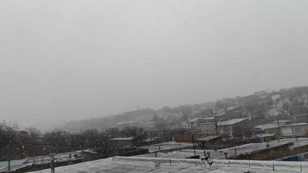 بارش برف در روستای شهید آباد+ فیلم