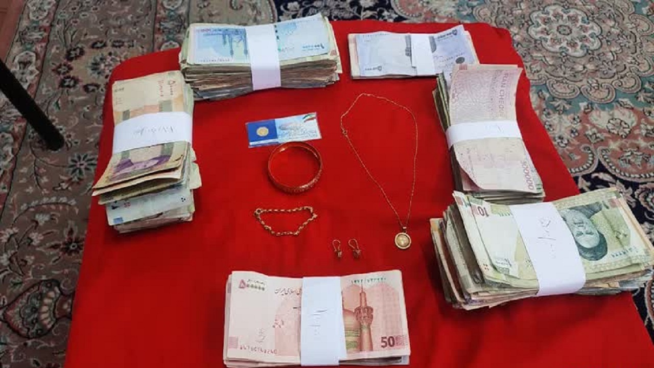 اهدای طلا توسط بانوی خیر صالح آبادی به جبهه مقاومت + عکس
