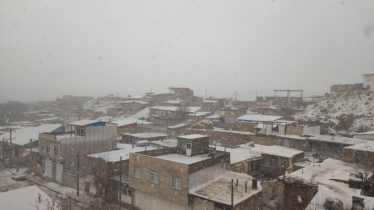بارش برف زمستانی در روستای توآباد + فیلم