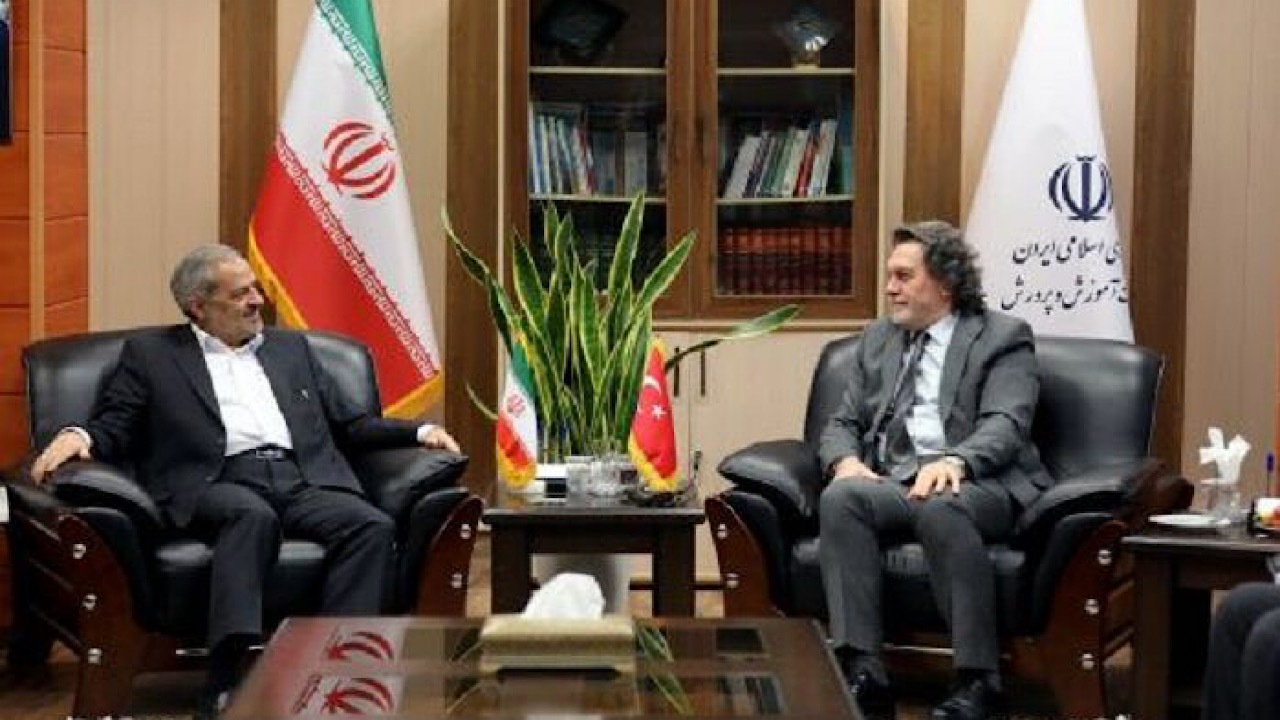 مسائل دانش آموزان و معلمان ایرانی ساکن ترکیه حل می‌شود