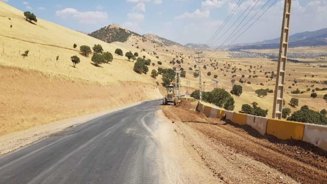 ۲۲۰ کیلومتر راه‌های روستایی سروآباد کردستان شانه‌سازی شد