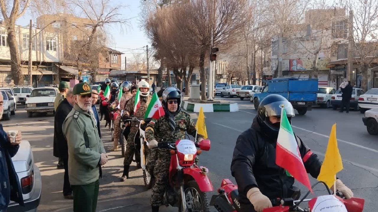 صف آرایی موتورسواران در خوی به مناسبت دهه فجر + عکس