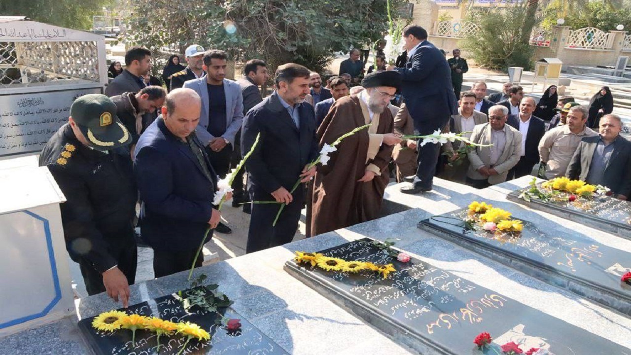 غبارروبی و عطرافشانی مزار گلزار شهدا در لارستان به روایت تصاویر
