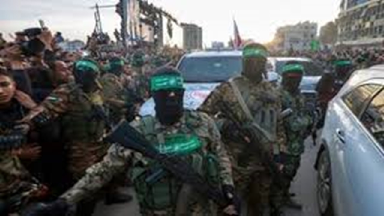 تحویل دو اسیر اسرائیلی به صلیب سرخ در خان‌یونس + فیلم